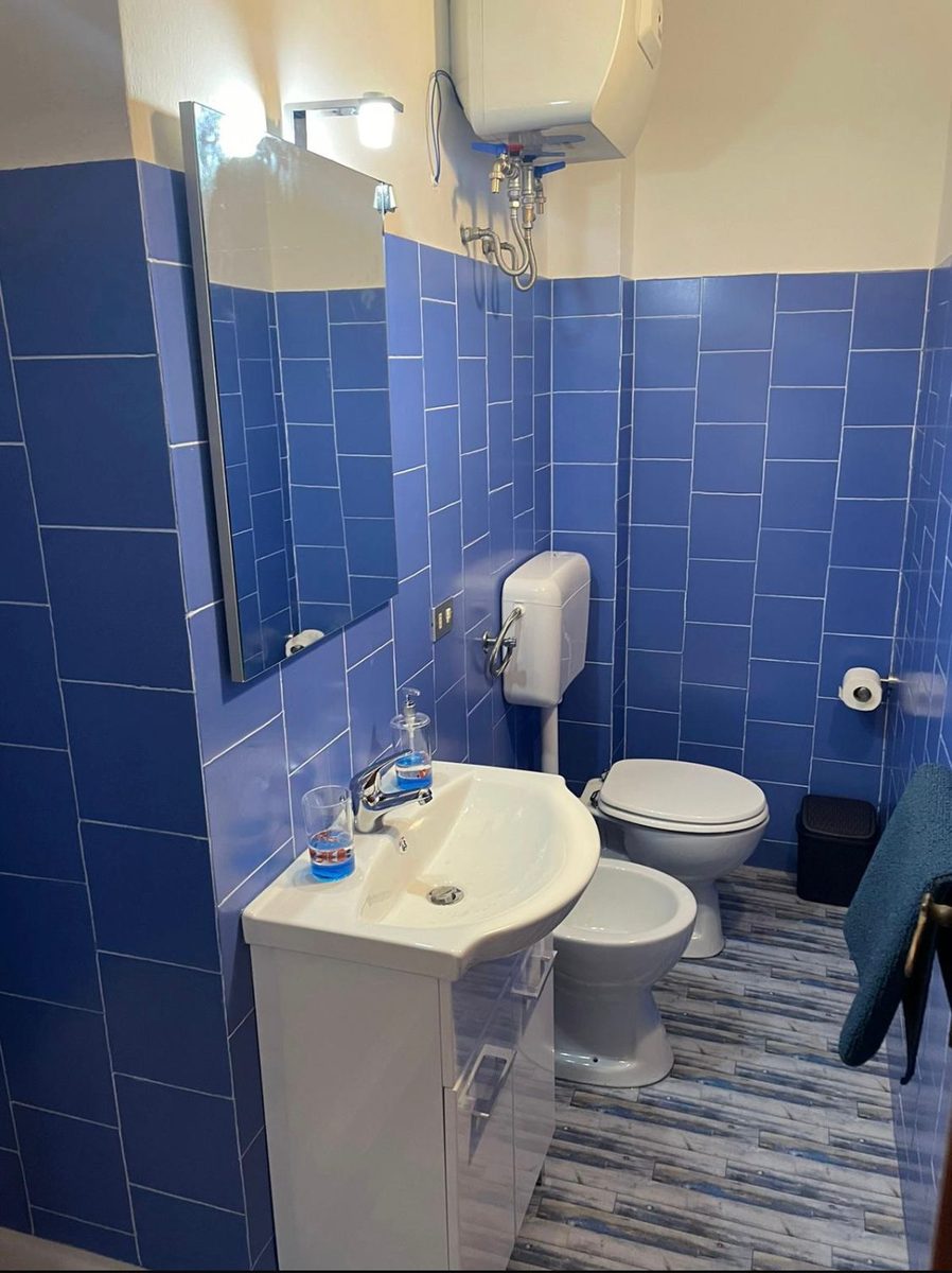 Bagno di Acquamarina con doccia e bidet