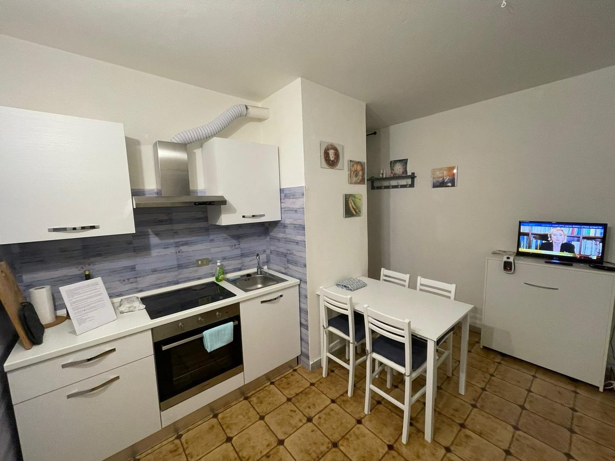 Cucina attrezzata di Acquamarina con tavolo da pranzo