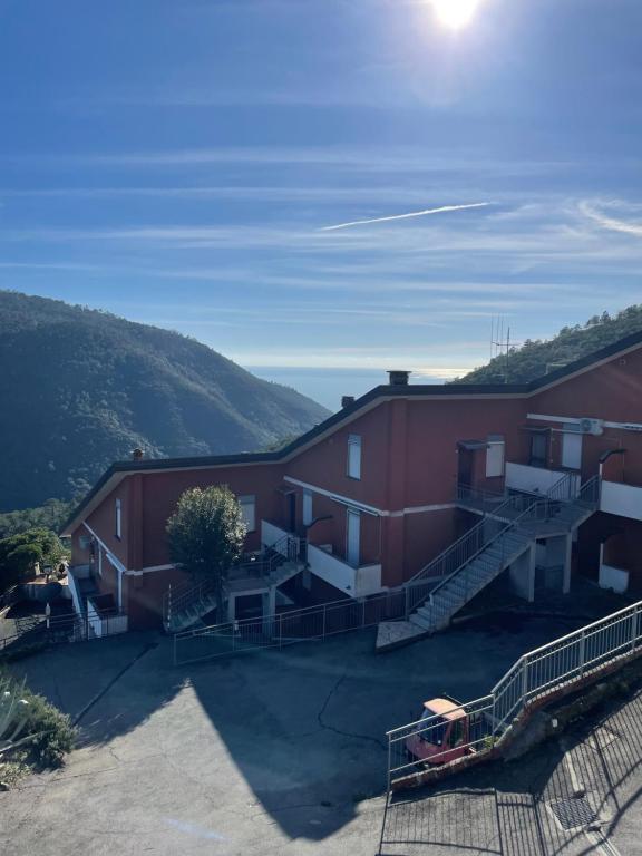 La casa nel verde con il parcheggio privato