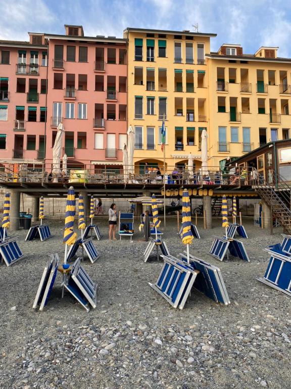 La spiaggia di Deiva Marina con le case colorate