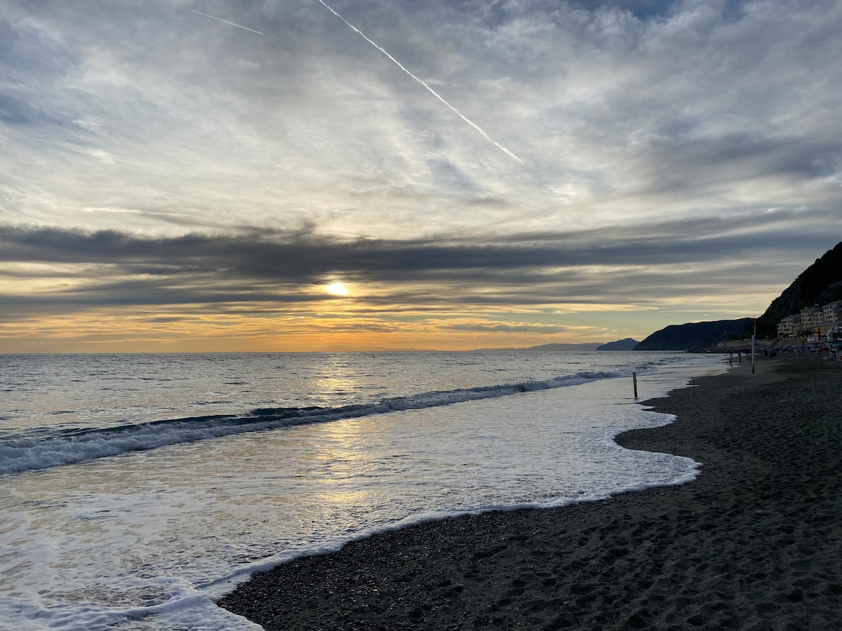 Coucher de soleil sur la plage de Deiva Marina